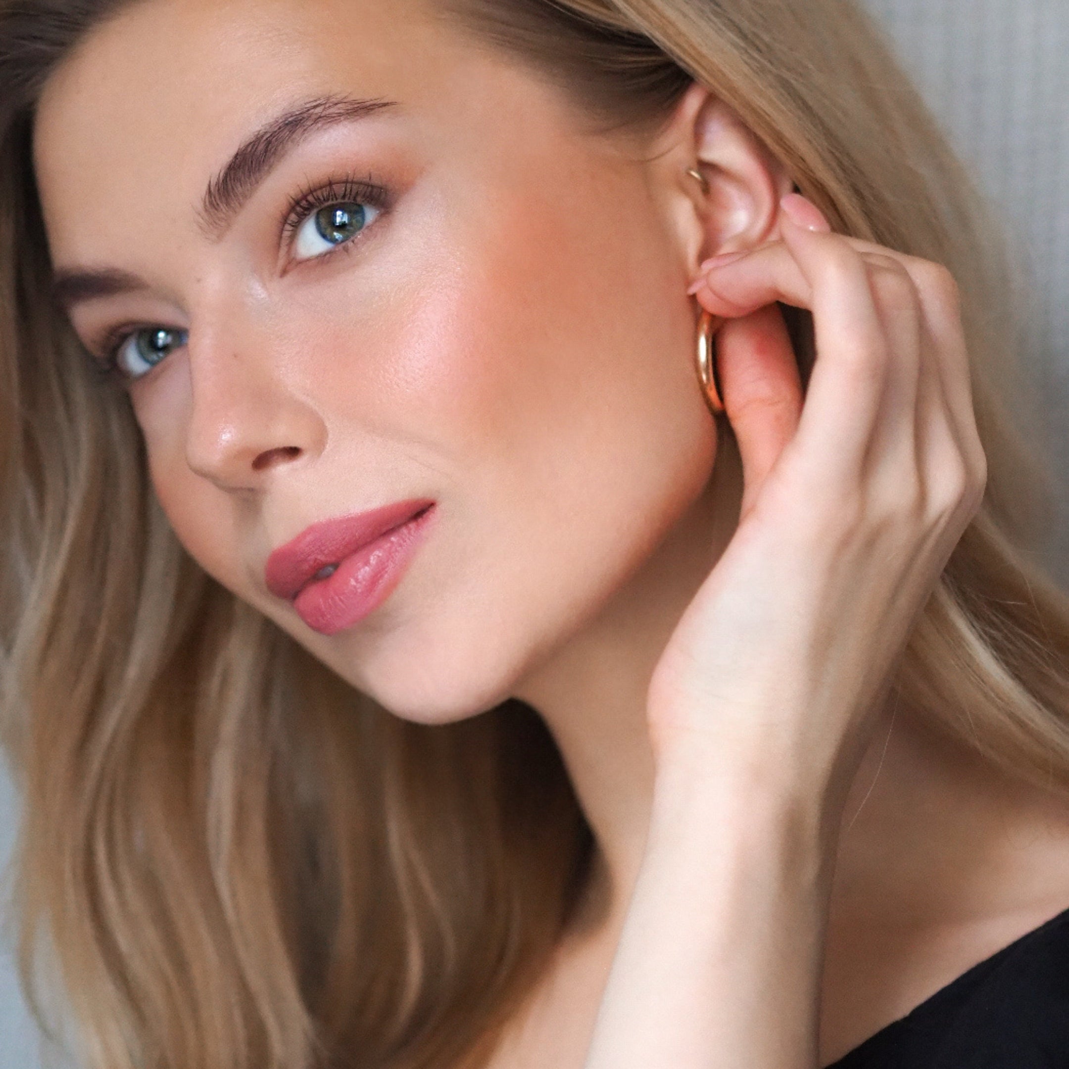 Luonnolliset huuli- ja poskivärit sekä korostusvoide