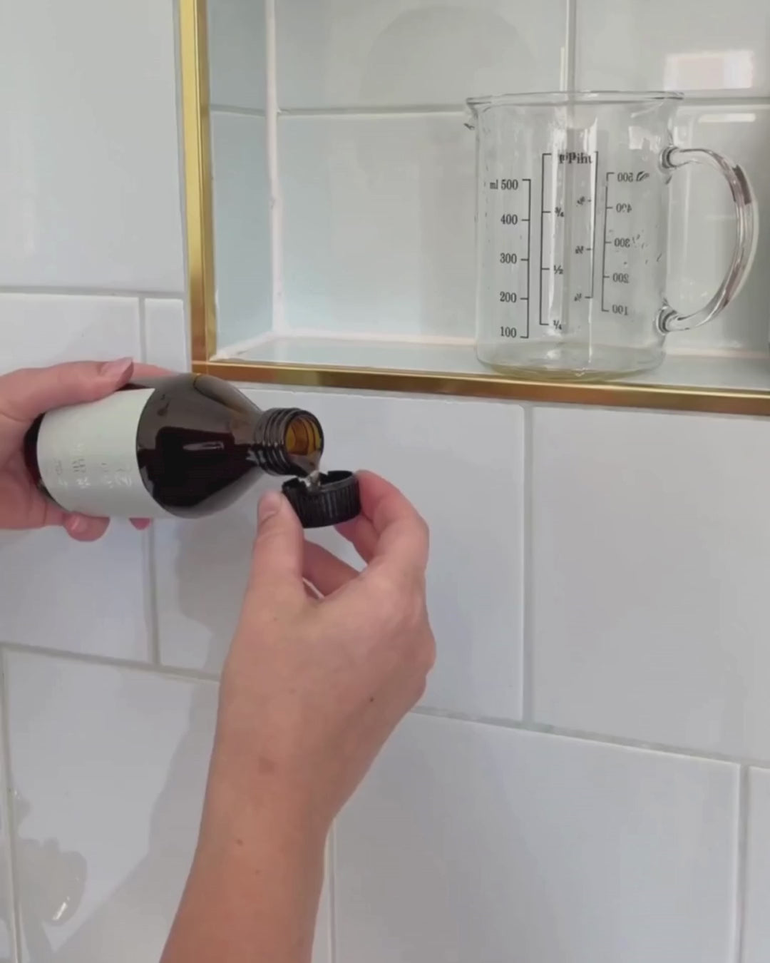 Wild Nettle -hoitohuuhde hiuspohjalle ja hiuksille. Se auttaa selvittämään, silottamaan ja antamaan kiiltoa kaikille hiuslaaduille.