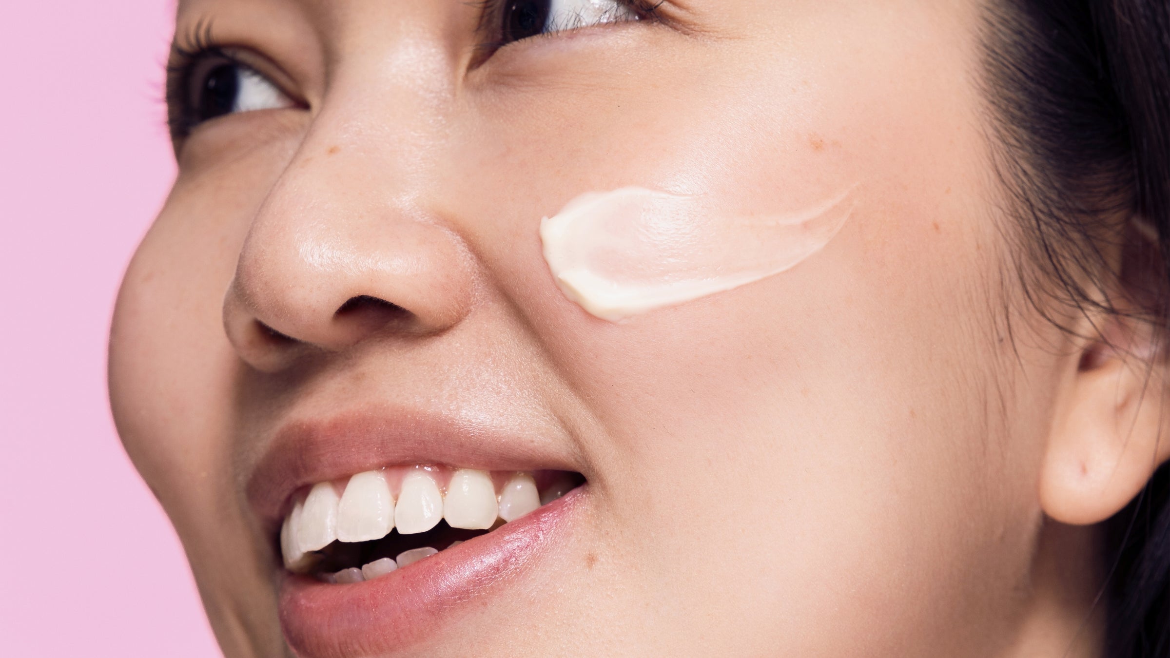 Kasvovedestä kasvoöljyyn: Mitä hyötyä kasvojen atooppiselle iholle on ihonhoitotuotteiden kerrostamisesta?